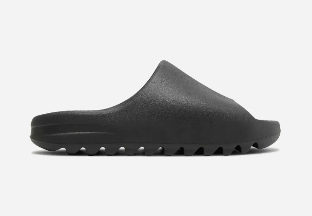 YEEZY SLIDES BLACK